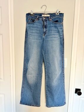 Levi's Signature Medium Blue High-Rise Jeans